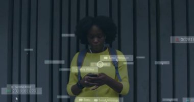 Bildirimler ve sosyal medya akıllı telefon kullanan bir kadın için animasyon. Bağlantı, iletişim, teknoloji, mesajlaşma, çevrimiçi, dijital