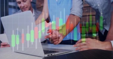 Çeşitli iş adamlarının belgeleri analiz etmesiyle ilgili finansal veri haritası. takım çalışması, analiz, finans, tablolar, grafikler, toplantı