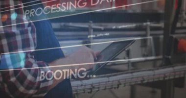 Veriler işleniyor ve laboratuvarda tablet kullanan kişinin veritabanı animasyonunu keşfediliyor. Teknoloji, veri analizi, araştırma, yenilik, dijital, bilim