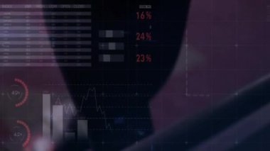 İş ortamındaki farklı insanlar üzerinde küresel veri analizi animasyonu. çeşitlilik, takım çalışması, teknoloji, ofis