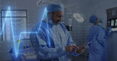 Ameliyathanede tablet kullanan bir doktor, tıbbi personelden önce kalp atış hızı animasyonu. Sağlık, ameliyat, teknoloji, hastane, yenilik, dijital