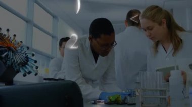 Laboratuvardaki çeşitli bilim adamları üzerinde veri ve numaraların animasyonu. Küresel bilim, bağlantılar, hesaplama ve veri işleme kavramı dijital olarak oluşturulmuş video.