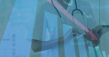 Finansal veriler ve grafikler üzerinde tablet kullanan bir tıp uzmanı. Teknoloji, sağlık, yenilik, finans, analitik, istatistik