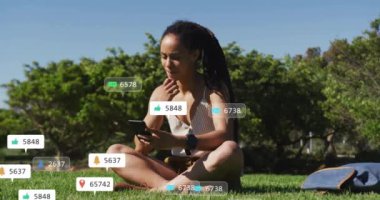 Çimlerin üzerinde oturan ve akıllı telefon kullanan, sosyal medyayla çevrili bir kadın animasyonu seviyor. Teknoloji, etkileşim, bağlılık, açık hava, dijital, bağlantı