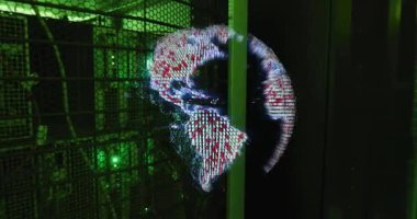 Veri merkezindeki sunucuların üzerinde dijital dünya animasyonu. Teknoloji, sunucular, siber güvenlik, bulut hesaplama, ağ oluşturma, bilişim altyapısı