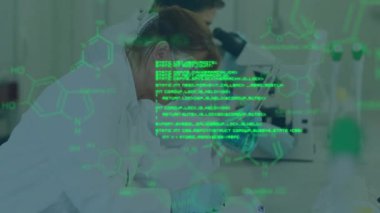 Laboratuvarda çalışan bilim adamları üzerinde veri ve kimyasal formüller işleniyor. Bilim, araştırma, veri analizi, kimya, teknoloji, laboratuvar çalışmaları