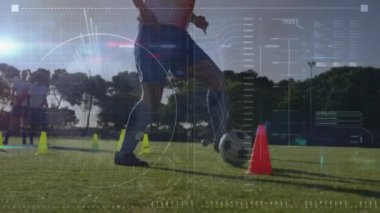 Futbolcular sahada veri analizi üzerinde topla antrenman yapıyorlar. teknoloji, spor, takım çalışması, dijital, strateji, performans