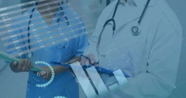 Hastanede konuşan çeşitli doktorların veri işleme ve diyagramlarının animasyonu. Tıp ve dijital arayüz kavramı dijital olarak oluşturulmuş video.