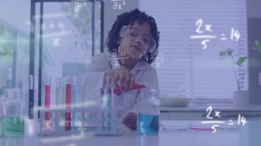 Matematiksel denklemlerin animasyonu. Laboratuvarda deney yapan melez bir çocuğun üzerinde. Bilim, eğitim ve dijital arayüz kavramı dijital olarak oluşturulmuş video.