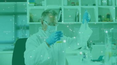 Laboratuvardaki beyaz erkek bilim adamı üzerinden bağlantı ağının animasyonu. Küresel bilim, bağlantılar, hesaplama ve veri işleme kavramı dijital olarak oluşturulmuş video.