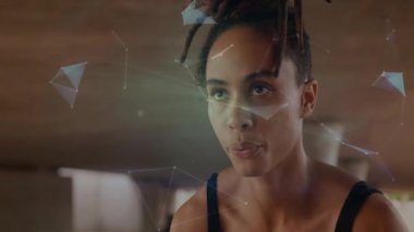 Dijital ağ bağlantıları ve veriler odaklanmış kişi üzerinde animasyon olduğunu gösteriyor. Teknoloji, fütüristik, iletişim, internet, siber, yenilik