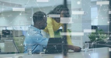 Dijital arayüz ve veri analizi. Ofisteki iş arkadaşlarıyla ilgili. Teknoloji, yenilik, takım çalışması, işbirliği, iş dünyası, analitik