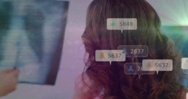 Gülümseyen doktorun ekranı göstermesi üzerine sosyal medya nişan animasyonu. Sağlık, teknoloji, dijital, etkileşim, iletişim, çevrimiçi