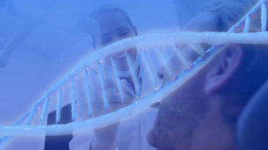 DNA dizilimi, araştırma yapan gülümseyen bilim adamlarının üzerinde. Bilim, laboratuvar, biyoteknoloji, genetik, yenilik, keşif