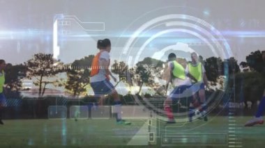 Sahada futbol oynamak, dijital arayüz animasyonunda oyuncular. Spor, teknoloji, takım, etkileşim, sanal, rekabet