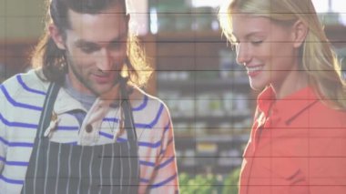 Marketten taze ürün alan insanların grafiksel animasyonu. Müşteriler, bakkallar, veriler, satıcılar, market tezgahı, sebzeler