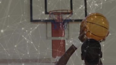 Basketbol potası ve oyuncu ağ bağlantıları üzerinden şut çekiyorlar. spor, teknoloji, dijital, sanal, oyun, etkileşimli
