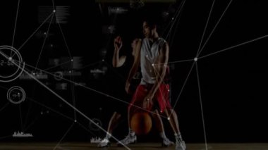 Basketbol oynayan sporcular, onların üzerinde veri canlandırma animasyonuyla hareket halindeler. Spor, rekabet, teknoloji, performans, takım, hareket