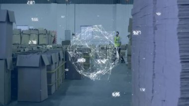 Depo çalışanı kutuları ağ bağlantıları ve veri noktaları ile hareket ettiriyor. Lojistik, teknoloji, otomasyon, bağlantı, nakliye, ulaşım