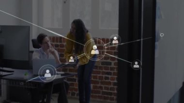 Ofiste çalışan iş adamları üzerinde bağlantı ağı animasyonu. Ağ, işbirliği, takım çalışması, teknoloji, şirket, iletişim