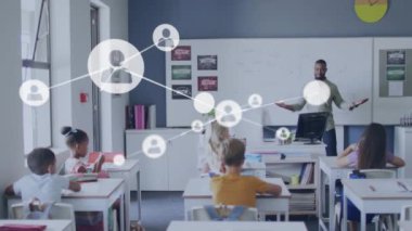 Çeşitli okul çocukları ve erkek öğretmenler üzerinde insanlarla bağlantı kurmanın animasyonu. Küresel eğitim, bağlantılar, hesaplama ve veri işleme kavramı dijital olarak oluşturulmuş video.