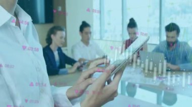 Ofiste tablet kullanan beyaz iş kadınının finansal veri işleme animasyonu. Küresel iş, finans, bilgisayar ve dijital arayüz kavramı dijital olarak oluşturulmuş video.