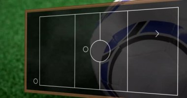 Futbol sahası diyagramı, futbol topunun yakın plan çekimi üzerine. Spor, koçluk, strateji, taktik, eğitim, oyun planı