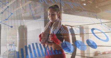 Spor salonundaki havluyu tutan kadının sağlık analizi animasyonu. egzersiz, egzersiz, eğitim, teknoloji, sağlık, spor