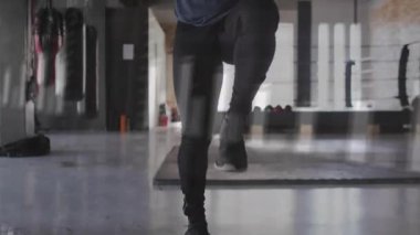 İp atlama, kalp atış hızı ve form veri animasyonu üzerinde egzersiz yapan biri. Egzersiz, kardiyo, egzersiz, sağlık, teknoloji