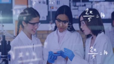 Laboratuvarda deney yapan çeşitli kız öğrencilerin matematiksel denklemlerinin animasyonu. Bilim, eğitim ve dijital arayüz kavramı dijital olarak oluşturulmuş video.