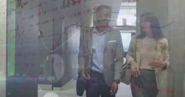 Muhtelif meslektaşların ofiste iş görüşmesi üzerine finansal veri işleme animasyonu. Küresel iş, finans, bilgisayar ve dijital arayüz kavramı dijital olarak oluşturulmuş video.