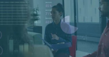 İş veri animasyonunu analiz etmek, modern ofiste birlikte çalışan çeşitli profesyoneller. Takım çalışması, işbirliği, analitik, şirket, çeşitlilik, beyin fırtınası