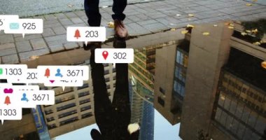 Sosyal medya, kentin sudaki yansıması üzerine animasyon simgeleri oluşturuyor. Teknoloji, iletişim, dijital, ağ, modern, ufuk çizgisi