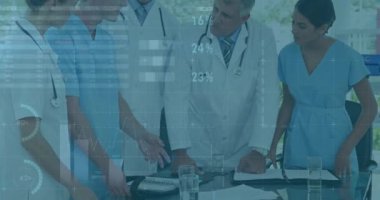 Tıbbi veriler analiz ediliyor, doktorlar hasta bilgilerini animasyon çizelgeleriyle tartışıyor. Sağlık, takım çalışması, işbirliği, araştırma, tanı, veri analizi