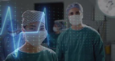 Yüz maskesi takan çeşitli doktorların kardiyografisinin animasyonu. Tıp ve dijital arayüz kavramı dijital olarak oluşturulmuş video.