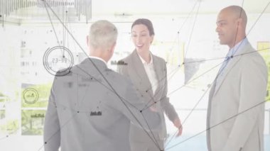 İş adamları el sıkışıyor, şebeke bağlantıları ofis arkaplanı üzerinden hareket ediyor. Tokalaşma, ağ oluşturma, takım çalışması, ortaklık, işbirliği, şirket