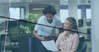 Ofisteki belgeleri tartışan iş adamlarının finansal veri animasyonlarını analiz ediyorum. finans, veri analizi, takım çalışması, teknoloji, strateji, beyin fırtınası