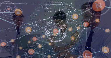 Yüz kulaklığı takan iş kadını yüzü takan iş kadınıyla olan bağlantıların görüntüsü. Dijital arayüz teknolojisi ve ağ konsepti dijital olarak oluşturulmuş görüntüler.