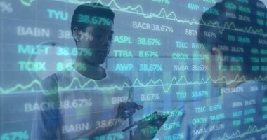 Ofisteki çeşitli iş adamlarıyla ilgili finansal veri işleme resmi. Küresel iş, finans, bilgisayar ve veri işleme kavramı dijital olarak oluşturulmuş görüntü.