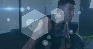 Spor salonunda egzersiz yapan beyaz bir adam üzerinde tıbbi ve sağlık simgeleri. etkin sağlıklı yaşam tarzı ve spor konsepti dijital olarak oluşturulmuş imaj.