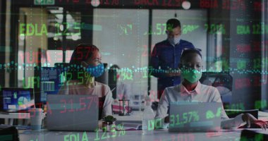 Maske takan, konuşan ve dizüstü bilgisayarda çalışan çeşitli iş arkadaşlarının ticaret tahtası ve grafiği. Dijital bileşik, çoklu pozlama, borsa, rapor, iş, güvenlik ve teknoloji.