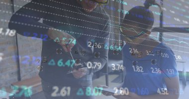 Atölyede çalışan insan ve çırak üzerindeki finansal veri işleme görüntüsü. Küresel hesaplama, finans, iş ve veri işleme kavramı dijital olarak oluşturulmuş görüntü.