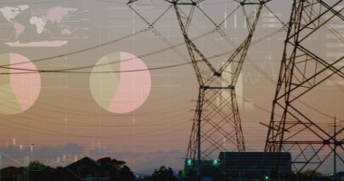 Gün batımında elektrik direkleri üzerinden finansal grafiklerin ve verilerin görüntüsü. Enerji, elektrik, finans ve ekonomi konsepti dijital olarak oluşturulmuş imaj.