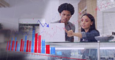 Dükkanda dizüstü bilgisayar kullanan farklı çiftlerin veri işleme görüntüsü. Küresel alışveriş, iş, finans, bilgisayar ve veri işleme kavramı dijital olarak oluşturulmuş görüntü.