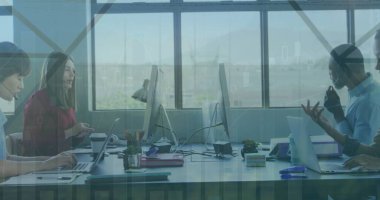 Ofisteki çeşitli iş adamlarıyla ilgili finansal veri işleme resmi. Küresel iş, finans, bilgisayar ve veri işleme kavramı dijital olarak oluşturulmuş görüntü.