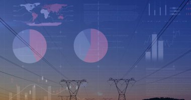 Gün batımında elektrik direkleri üzerinden finansal grafiklerin ve verilerin görüntüsü. Enerji, elektrik, finans ve ekonomi konsepti dijital olarak oluşturulmuş imaj.