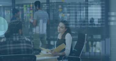 Ofisteki iş arkadaşlarına raporları açıklayan çeşitli kadınlar üzerinde bilgi arayüzü resmi. Dijital bileşik, çoklu pozlama, küresel, takım çalışması, soyut, tartışma ve iş konsepti.