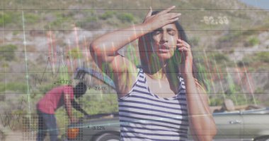 Akıllı telefondan konuşan melez bir kadının mali veri işleme görüntüsü. Küresel teknoloji, finans ve dijital arayüz kavramı, dijital olarak oluşturulmuş görüntü.