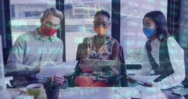 Ticaret kurulu görüntüsü, maske takan çeşitli iş arkadaşları ve dizüstü bilgisayardan rapor tartışmaları. Dijital bileşik, çoklu pozlama, borsa, yatırım, ticaret, koruma ve teknoloji.