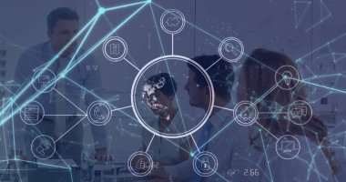 Ofisteki farklı iş adamlarının üzerinde ikonlar olan bir dünya resmi. Küresel iş ve dijital arayüz kavramı dijital olarak oluşturulmuş görüntü.